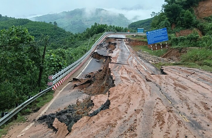 Đèo Khánh Lê xuất hiện thêm 7 điểm sạt lở nguy hiểm.