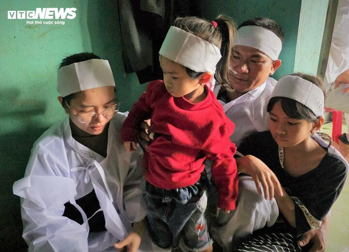 Chưa kịp hoàn hồn vì lũ, gia đình anh Trí lại mất đi người thân.