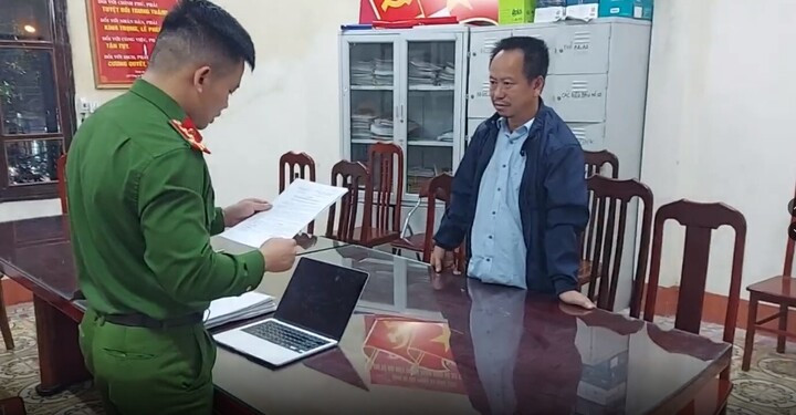 Cơ quan điều tra tống đạt quyết định khởi tố đối với chủ cơ sở chăn nuôi lợn cố tình tuồn lợn bệnh ra thị trường. (Ảnh: Công an Hưng Yên)