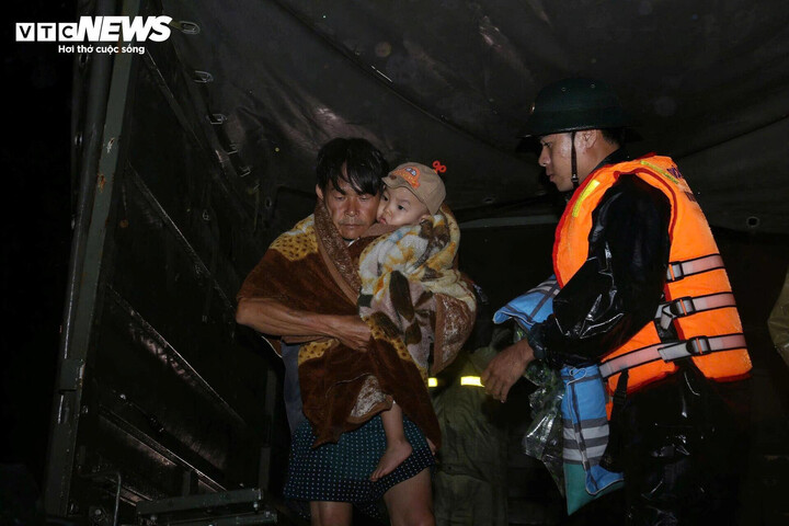 Lực lượng chức năng trắng đêm cứu nạn người dân trong vùng ngập lụt.