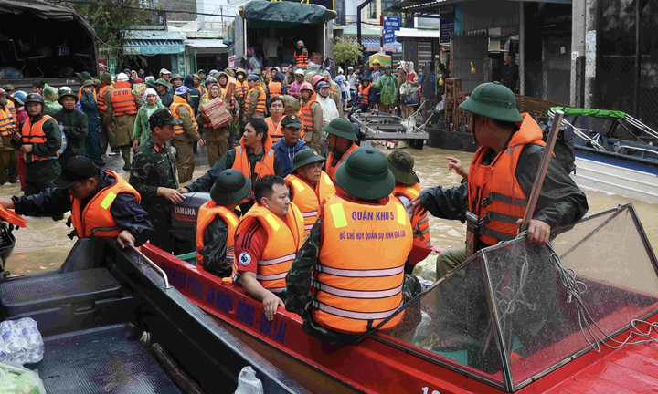Lực lượng vũ trang Quân khu 5 triển khai cứu nạn và cứu trợ nhân dân vùng lũ.