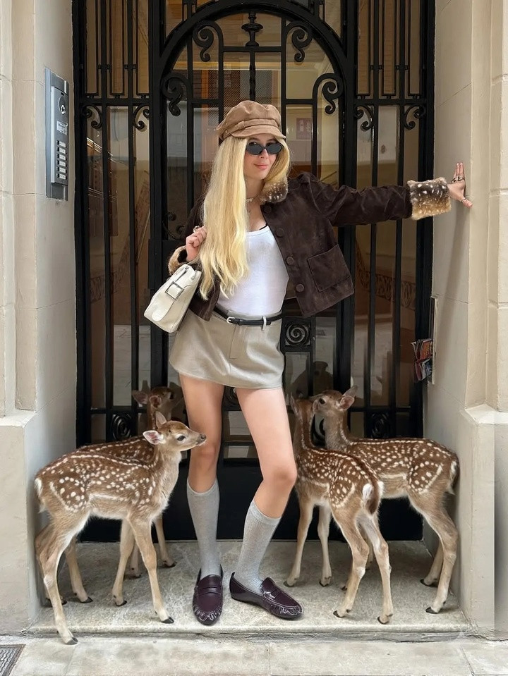 Người có sức ảnh hưởng tạo dáng cùng những chú hươu AI. (Ảnh: Instagram / @yuliiacharm)