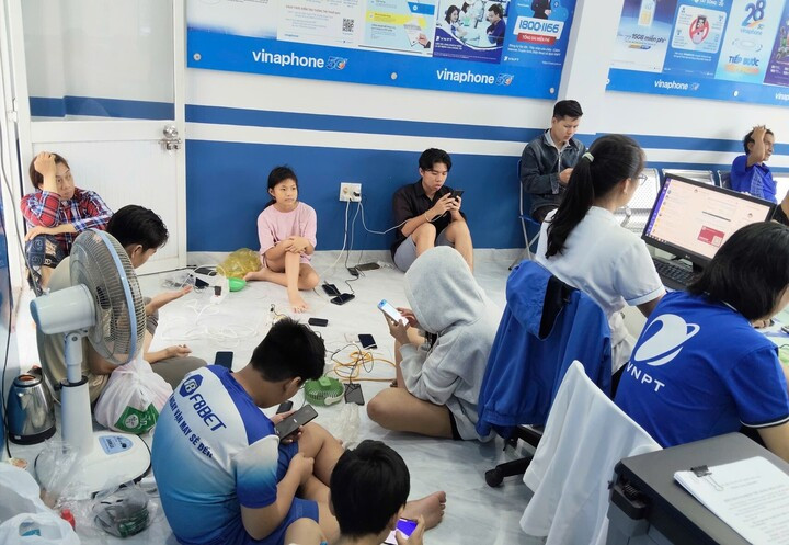 VinaPhone umožňuje lidem nabíjet baterie v platebních centrech. (Foto: VNPT)