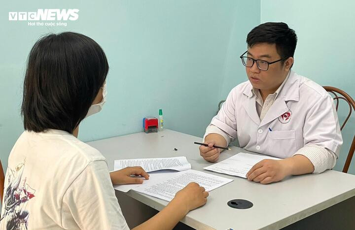 Bác sĩ Nguyễn Khắc Dũng thăm khám sức khoẻ tâm lý cho bệnh nhân. (Ảnh: Như Loan)