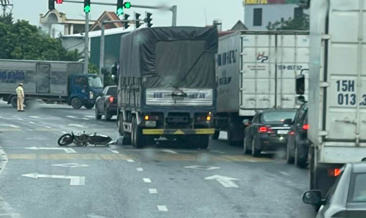 Lực lực cảnh sát điều tiết giao thông, điều tra nguyên nhân vụ tai nạn.