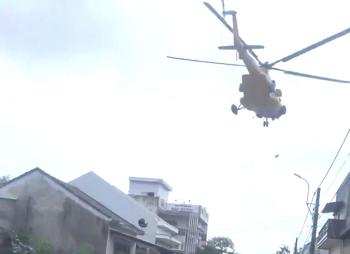 Trực thăng thả hàng tiếp tế lương thực cho người dân ở Đắk Lắk.