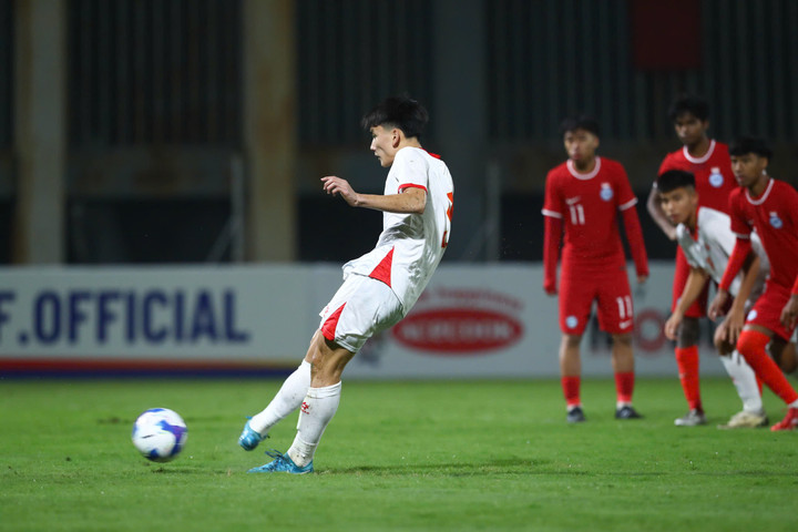 Bàn thắng đầu tiên của U17 Việt Nam là cú đá phạt đền. (Ảnh: Kim Chi)