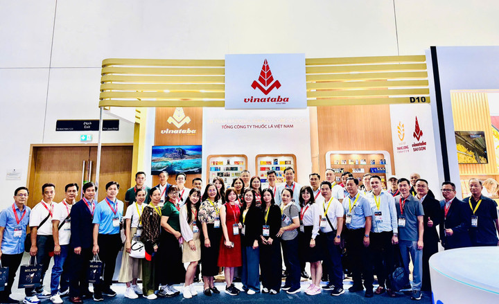 Đoàn Vinataba cùng nhiều khách hàng, đối tác chụp ảnh lưu niệm tại Hội chợ World Tobacco Middle East 2025 ở Dubai.