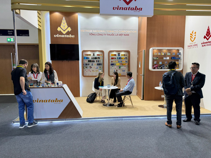 Gian hàng Vinataba tại Hội chợ World Tobacco Middle East 2025 thu hút nhiều khách tham quan quốc tế.