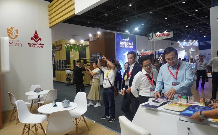 Đại diện Vinataba giới thiệu các dòng sản phẩm thuốc lá với thiết kế bao bì mới tại khu trưng bày.