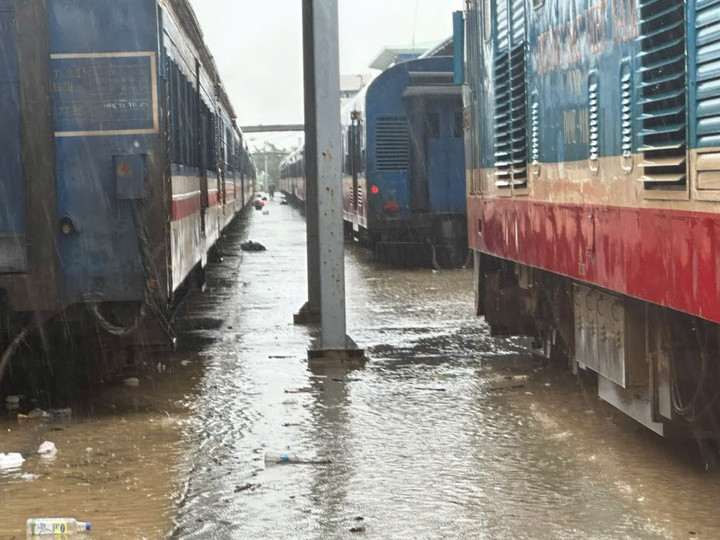 Ngành đường sắt chịu ảnh hưởng nặng nền do lũ lụt xảy ra tại Nam Trung Bộ.