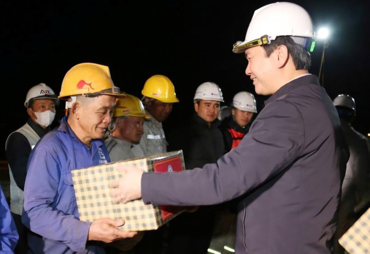 Ông Nguyễn Cảnh Toàn, Phó Bí thư Tỉnh uỷ, Chủ tịch UBND tỉnh Lạng Sơn, trực tiếp trao quà cho người lao động của hai dự án giao thông. (Ảnh: Vũ Khuyên)