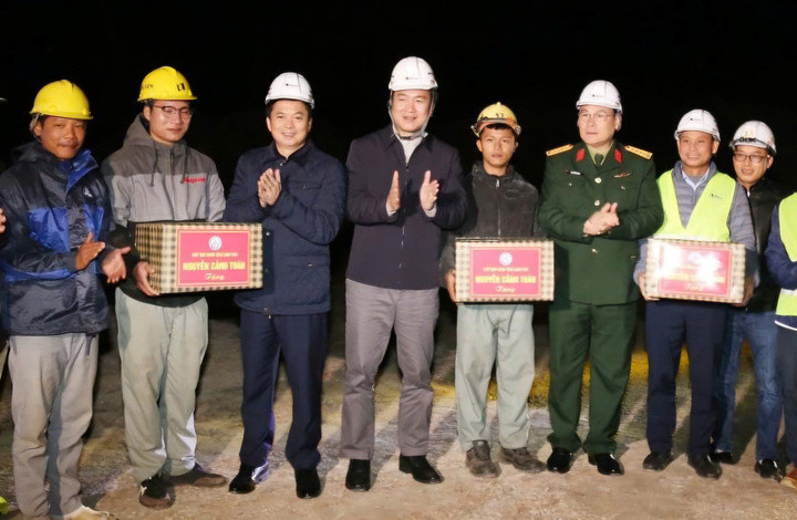 Chủ tịch UBND tỉnh Lạng Sơn khích lệ các đơn vị thi công phấn đấu hoàn thành tiến độ trước 19/12/2025. (Ảnh: Vũ Khuyên)