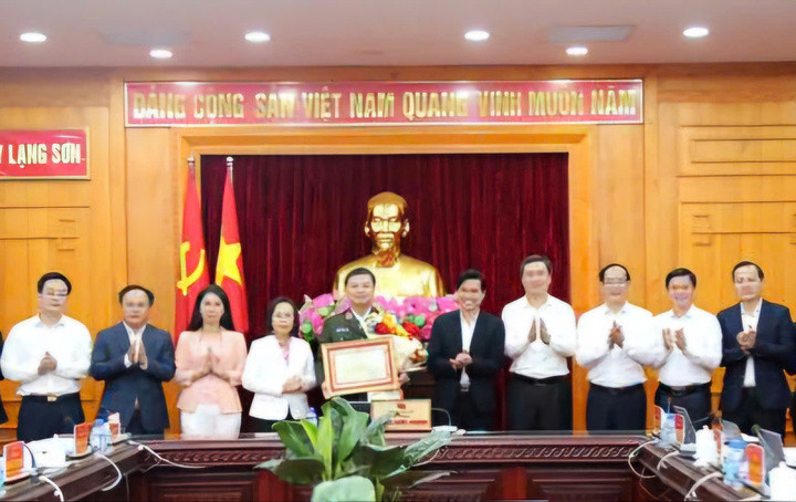 Thiếu tướng Nguyễn Tiến Trung, Giám đốc Công an tỉnh Lạng Sơn nhận Bằng khen của Bộ trưởng Bộ Công an. (Ảnh: Vũ Khuyên)