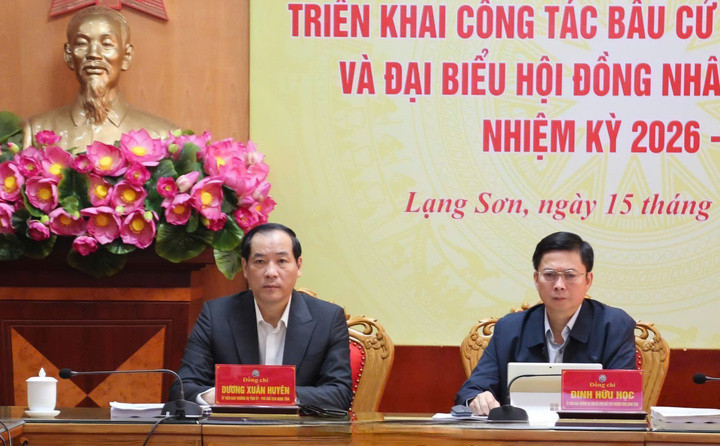 Ông Dương Xuân Huyên, Phó Chủ tịch Thường trực HĐND tỉnh và ông Đinh Hữu Học, Phó Chủ tịch Thường trực UBND tỉnh chủ trì tại điểm cầu tỉnh Lạng Sơn. (Ảnh: Vũ Khuyên)