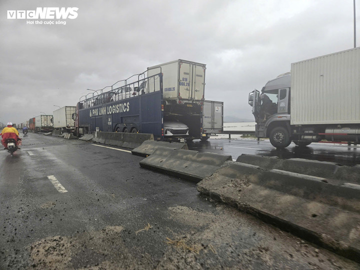 Hàng dài xe tải, xe khách và container nằm bất động nhiều ngày trên Quốc lộ 1 qua tỉnh Đắk Lắk do mưa lũ chia cắt.