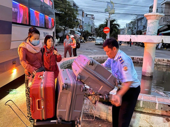 Nhiều hành khách được hỗ trợ chuyển sang đi phương tiện ô tô.