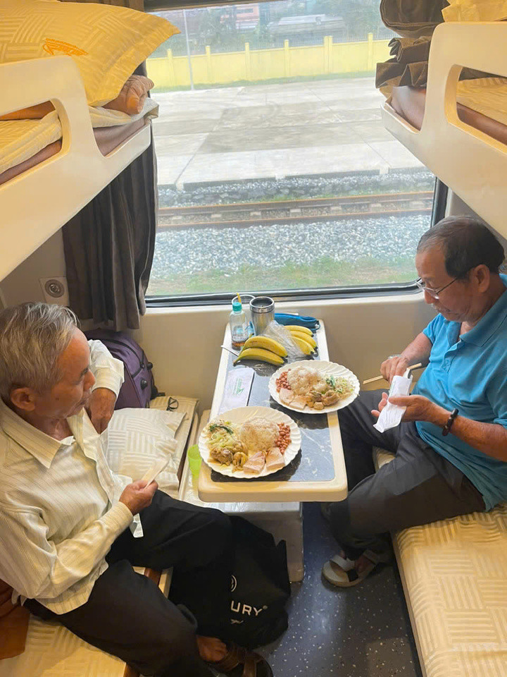 Hành khách được hỗ trợ suất ăn miễn phí.