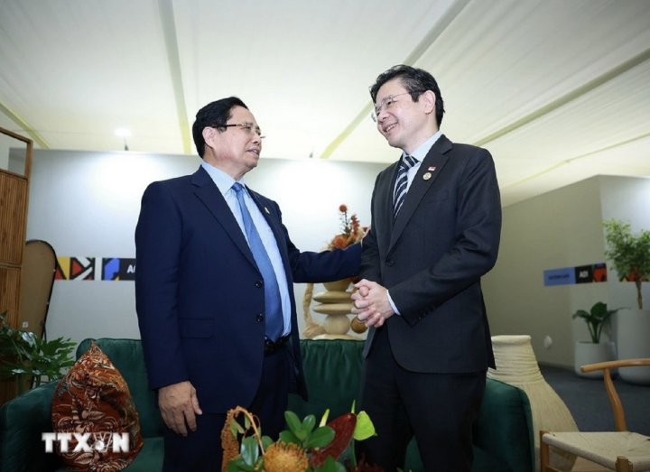 Thủ tướng Phạm Minh Chính gặp Thủ tướng Singapore Lawrence Wong. (Ảnh: TTXVN)