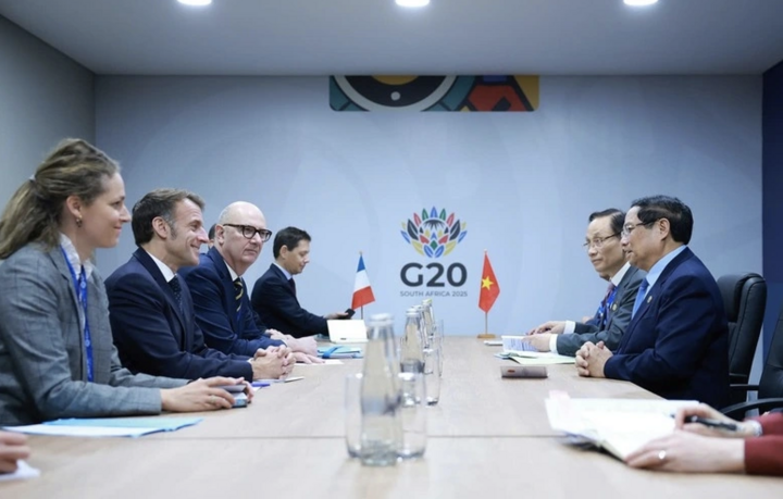 Thủ tướng Phạm Minh Chính gặp Tổng thống Pháp Emmanuel Macron. (Ảnh: Báo Chính phủ)