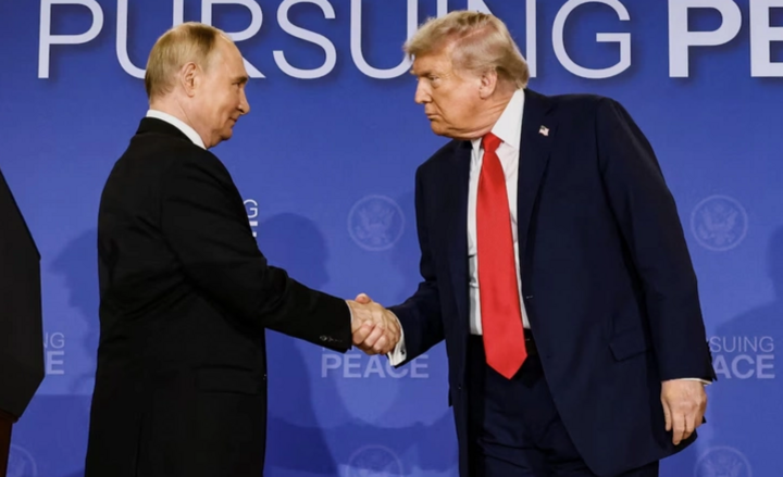 Tổng thống Nga Vladimir Putin bắt tay với Tổng thống Mỹ Donald Trump tại Thượng đỉnh Alaska. (Ảnh: Reuters)