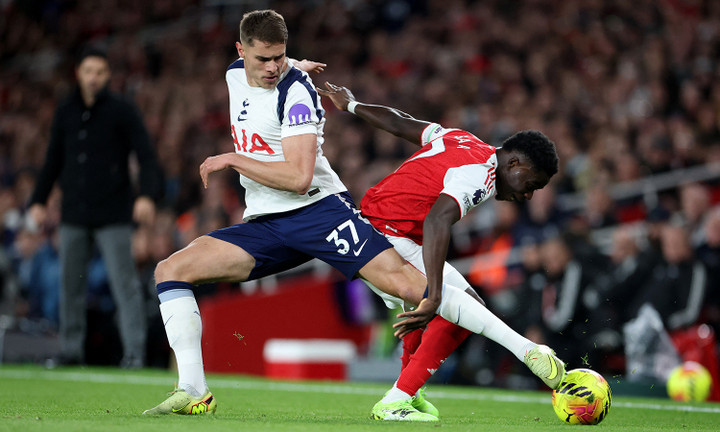 Tottenham phòng ngự rất quyết liệt. (Ảnh: Reuters)
