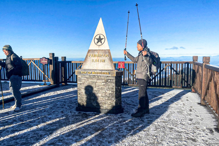 Du khách nước ngoài trải nghiệm băng giá tại đỉnh Fansipan. (Ảnh: Sun World Fansipan Legend)