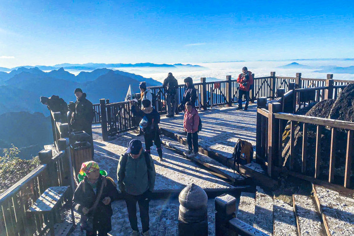 Băng giá phủ quanh đỉnh Fansipan sáng 23/11. (Ảnh: Sun World Fansipan Legend)