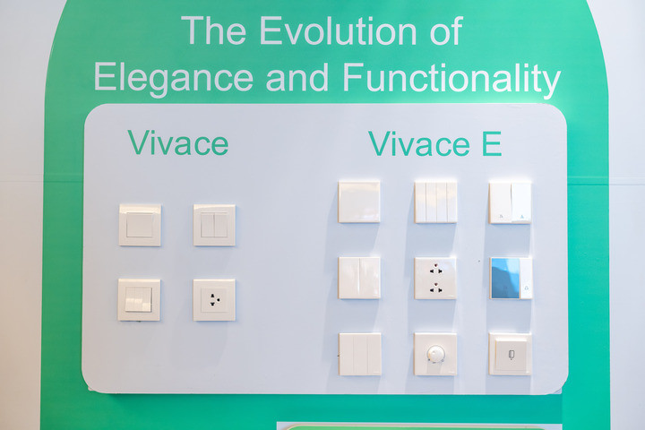 តារាងប្រៀបធៀប Vivace និង Vivace E - បង្ហាញពីការវិវត្តនៃការរចនា និងលក្ខណៈពិសេសរបស់ Schneider Electric switches and sockets។ (ប្រភព៖ S.E)