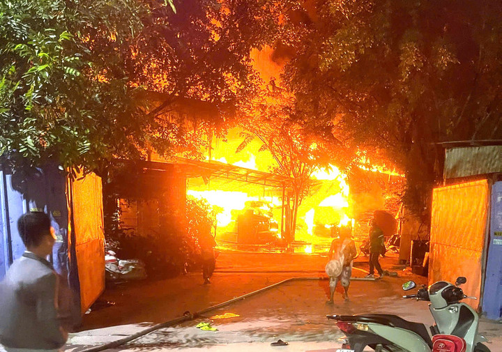 Hiện trường khu vực cổng xưởng gỗ.