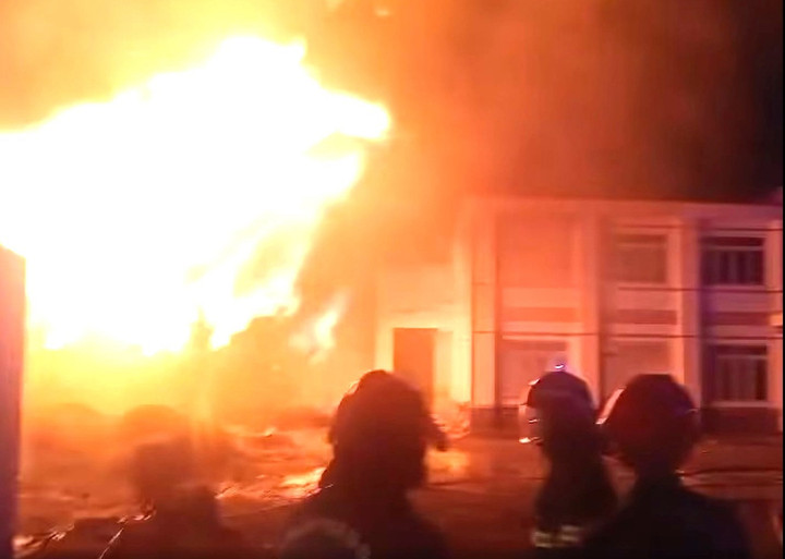 Bên trong xưởng gỗ.