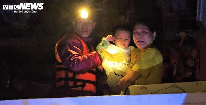 Đội cứu hộ thiện nguyện Quy Nhơn (Gia Lai) cứu trợ người dân 