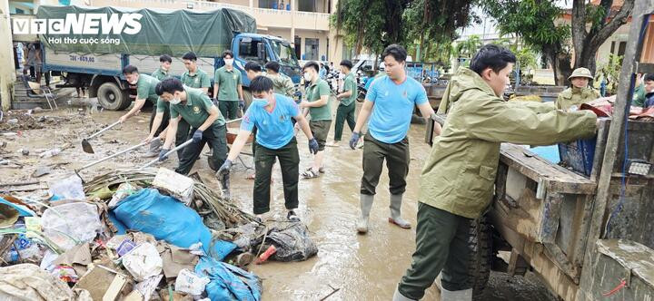 Ngay sau khi hoàn thành nhiệm vụ cứu hộ, di dời nhân dân khỏi vùng nguy hiểm của rốn lũ, lực lượng chức năng, chính quyền địa phương, nhân dân tiếp tục khắc phục hậu quả do lũ lụt gây ra.