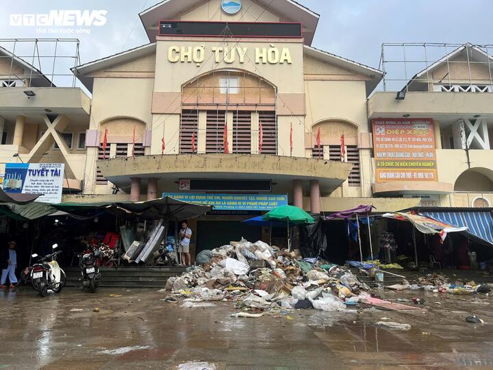Tại chợ Tuy Hòa (thuộc phường Tuy Hòa), khung cảnh ngổn ngang sau trận lũ.