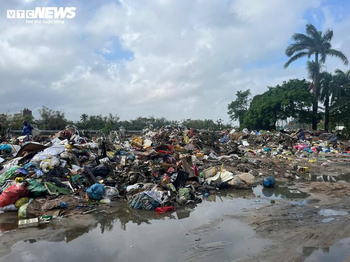 Đường bờ kè Bạch Đằng, rác chất thành đống.