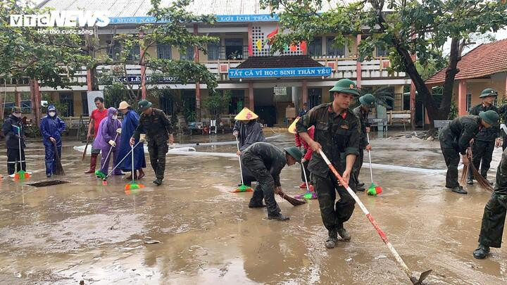 Tại xã An Ninh Đông, dù mệt mỏi khi vừa trải qua trận lũ lịch sử nhưng ai nấy cũng nhanh chóng bắt tay vào dọn dẹp để học sinh sớm được trở lại trường.