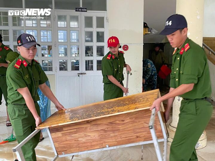 Tại phường Tuy Hòa, Phòng Cảnh sát thi hành án hình sự và hỗ trợ tư pháp Công an tỉnh Đắk Lắk chung tay hỗ trợ dọn dẹp một trường học trên địa bàn.