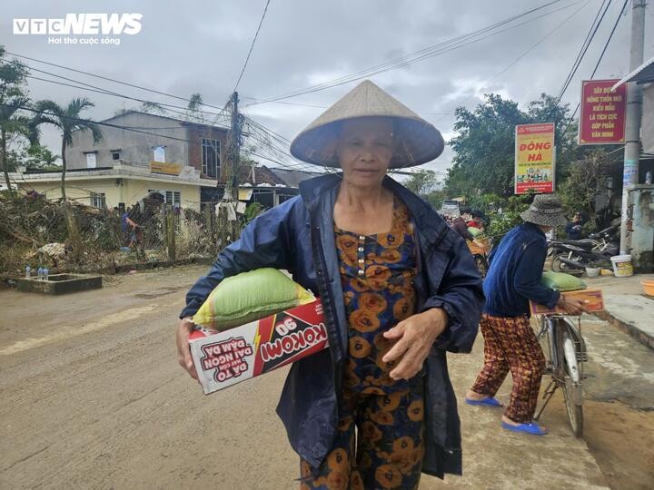 Bà Nguyễn Thị Nga (60 tuổi, xã Tuy An Đông) cho biết, cả đời chưa bao giờ thấy trận lụt nào lên nhanh như vậy. "Tôi chỉ biết chạy thoát thân, mọi của cải gần như mất hết" - bà Nga nói.