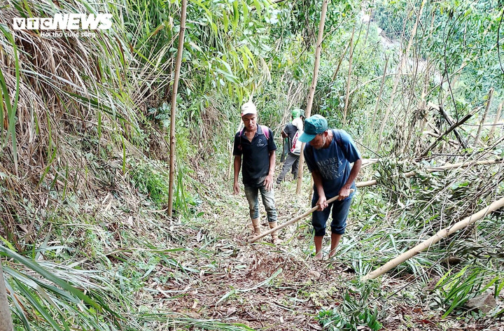 Hiện người dân muốn đến trung tâm xã phải đi bộ qua con đường mòn dài 1km do chính quyền địa phương và người dân mới phát dọn dọc sườn núi qua các điểm sạt lở, chia cắt. Đi bộ vượt đồi, núi đến trung tâm xã gùi được một bao gạo về nhà cũng mất gần 4 tiếng đồng hồ.