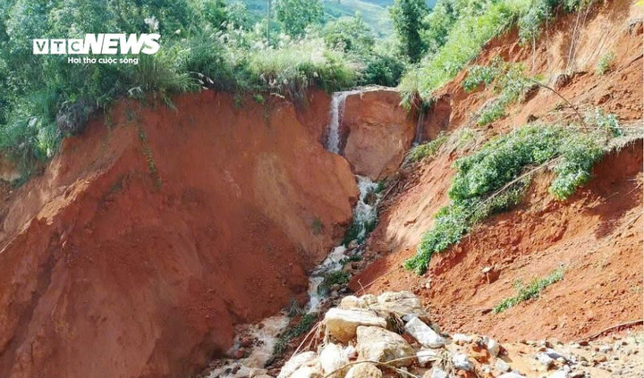 Nền đường trên tuyến đoạn từ thôn Niên đến thôn Tang đã bị đứt gãy chiều dài 50m, tạo thành vực sâu 35m khiến cho 72 hộ/314 nhân khẩu ở thôn Tang bị chia cắt với trung tâm xã.