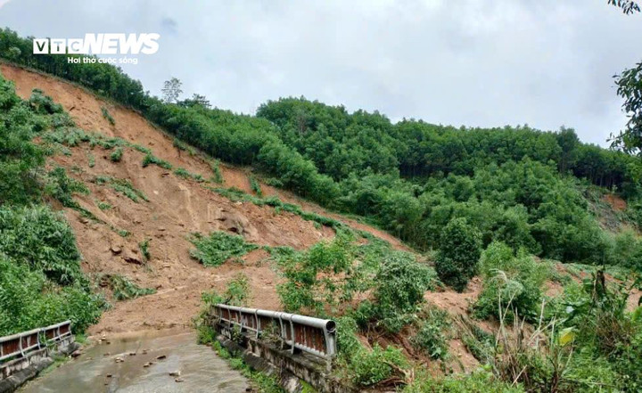 Đường dẫn từ trung tâm xã Cà Đam vào thôn Tang đang bị sạt lở nghiêm trọng.