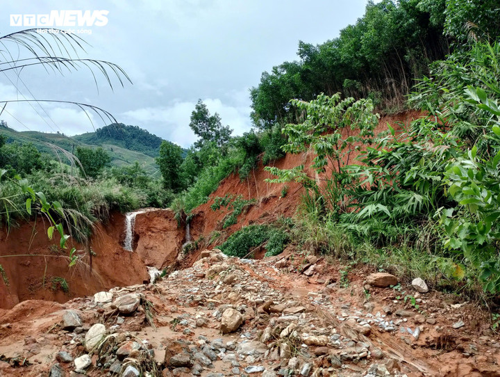 Do ảnh hưởng từ cơn bão số 13 cùng mưa lớn kéo dài những ngày qua đã khiến nhiều tuyến đường giao thông trên địa bàn xã Cà Đam bị sạt lở, đứt gãy gây ách tắc giao thông.