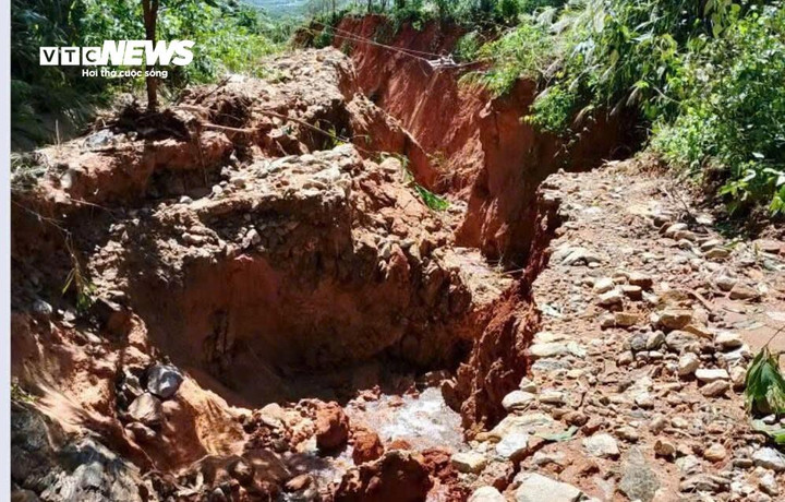 Trước tình hình trên, UBND xã Cà Đam đã kiến nghị Sở NN&MT đề xuất UBND tỉnh hỗ trợ địa phương kinh phí khắc phục khẩn cấp hư hỏng trên các tuyến giao thông. Trước mắt, vận chuyển đất sạt lở taluy dương khoảng 40.000 m³; kè rọ đá mái taluy âm và đổ bêtông làm cầu 35m qua vị trí bị đứt gãy ở thôn Tang.