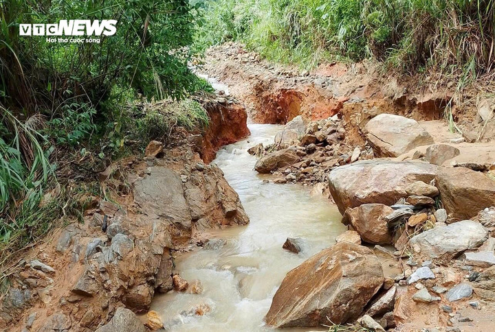 Ông Hồ Văn Tuấn - Bí thư Chi bộ, Trưởng thôn Tang - cho biết tuyến đường vào thôn Tang rộng 7m hiện còn 3km là đường đất, mưa lớn làm mặt đường bị xói lở, biến dạng, nhiều vị trí tạo thành các rãnh, vực sâu, nước mưa vẫn chảy mạnh trên mặt đường gây khó khăn cho việc đi lại của người dân.