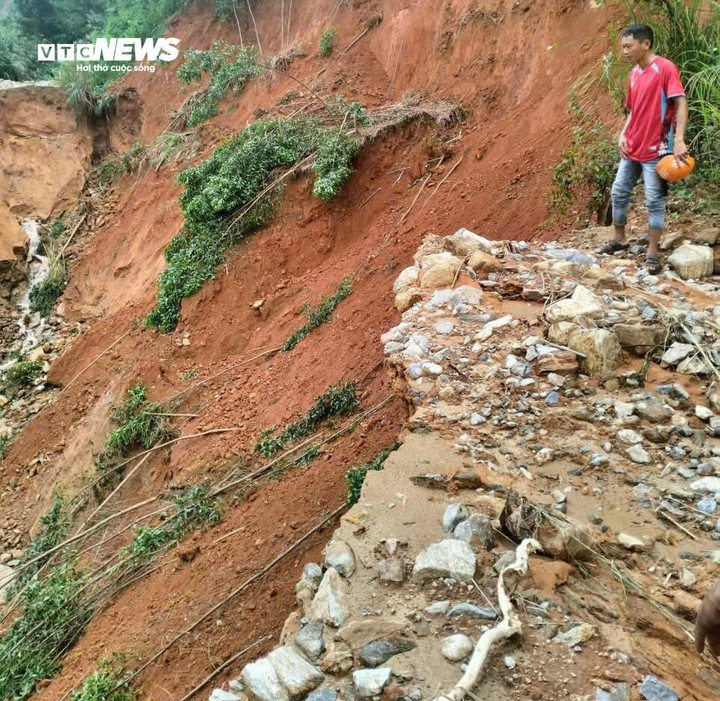 “Việc tiếp cận y tế của người dân gặp rất nhiều khó khăn, nhất là người già ốm nặng cần đi viện, chúng tôi cũng không biết phải làm sao”, ông Tuấn nói và chia sẻ thêm trên địa bàn xã hiện đang có mưa, việc người dân đi bộ trên tuyến đường tạm dọc các sườn núi gần điểm đứt gãy tiềm ẩn rất nhiều nguy hiểm.