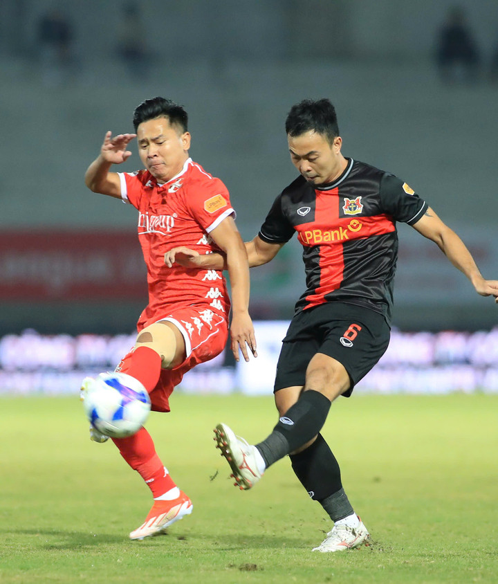 CLB Hải Phòng thua ngược Ninh Bình vì những sai lầm ở hàng thủ.