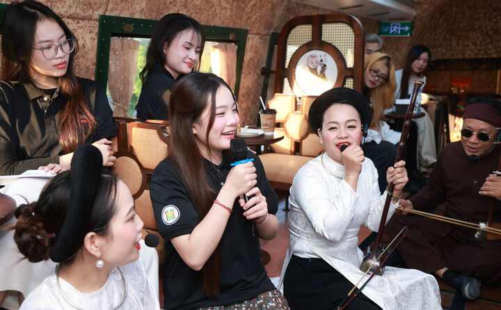 Các thí sinh trải nghiệm văn hóa trong khuôn khổ cuộc thi.