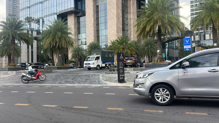 Nhận được tin báo, lực lượng chức năng có mặt phong toả hiện trường, điều tra và truy bắt nghi phạm.