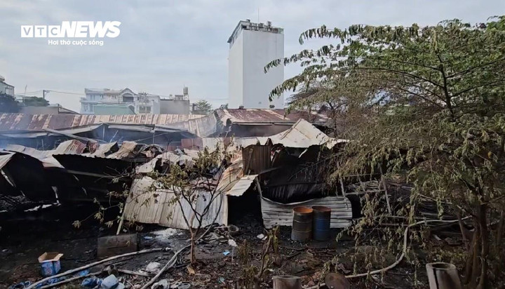 Đám cháy thiêu rụi nhà xưởng.