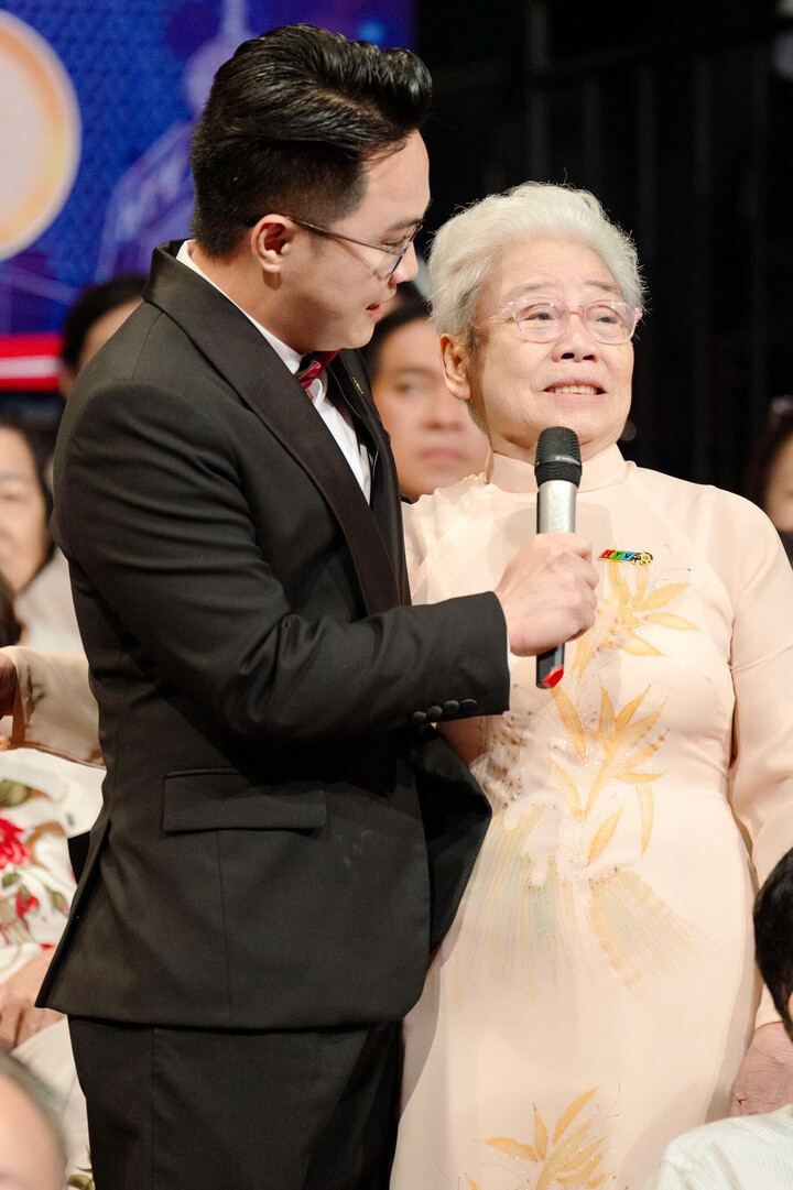 Bà Hồ Mỹ Hạnh trong chương trình họp mặt các thế hệ phát thanh viên HTV nhân kỷ niệm 50 năm phát sóng đầu tiên.